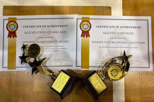 Hai chàng trai Sembawang Secondary lại được nhận giải