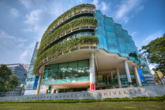 Học phí cao ngất bậc Đại học và sự hào phóng của Singapore